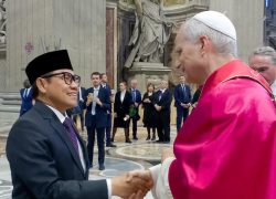 Bertemu dan Jabat Tangan Paus Leo XIV, Menko PM Muhaimin: Simbol Persahabatan dan Komitmen Kemanusiaan