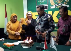 Sekretaris Fraksi PKB Dapat Kejutan Ultah, JF: Ini Perayaan Ultah Saya Terbesar
