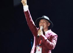 Nyanyikan Lagu ‘Dia’ Anji Isyaratkan Satu Jari