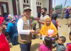 Terobos Banjir, Kang Maman Serahkan Bantuan Ke Pesantren Alqalam