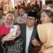 Heboh Warga Minta Swafoto dengan Gus Imin saat Hadiri Pesta Pernikahan Putra Yusril