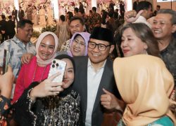 Heboh Warga Minta Swafoto dengan Gus Imin saat Hadiri Pesta Pernikahan Putra Yusril