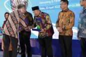 Lahirkan Konsep Automatic Stabilization, Cucun Terima Penghargaan dari UNPAD