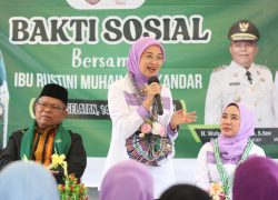 Ke Pulau Buton, Rustini Muhaimin Salurkan Bantuan Sosial untuk Warga Kurang Mampu