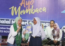 Rustini Muhaimin Lanjutkan Kampanye Gerakan Ayo Membaca di Pelosok Maluku Tengah
