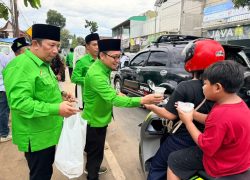 Berkah Ramadan, Sekjen PKB Bagi-bagi Takjil bagi Masyarakat