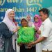 Tebar Kepedulian Ramadhan, Rustini Muhaimin Bagikan Tali Asih ke Dhuafa Karawang