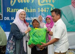 Tebar Kepedulian Ramadhan, Rustini Muhaimin Bagikan Tali Asih ke Dhuafa Karawang