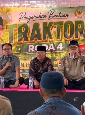 Dorong Modernisasi Pertanian Malang Selatan, Cak Udin Salurkan Bantuan Traktor