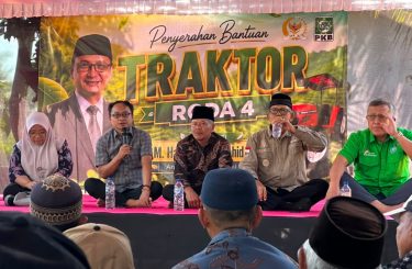 Dorong Modernisasi Pertanian Malang Selatan, Cak Udin Salurkan Bantuan Traktor
