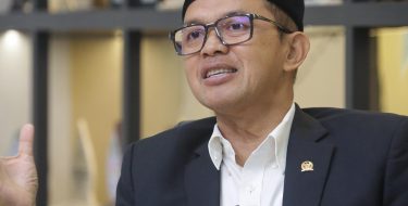 Ekonomi Konstitusi: Mengembalikan Kedaulatan Ekonomi kepada Rakyat dan Umat