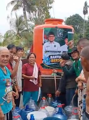 Gus Muhaimin Kirim 12.000 Liter Air Bersih untuk Warga Terdampak Karhutla di OKI