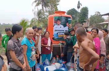 Gus Muhaimin Kirim 12.000 Liter Air Bersih untuk Warga Terdampak Karhutla di OKI