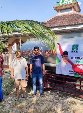 Darurat Kekeringan, Anggota DPR RI Marwan Jafar Salurkan Bantuan Air Bersih&nbsp;