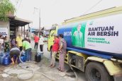Alami Kekeringan, Warga Tiga Kelurahan di Tanjab Barat Terima 32.000 Liter Air Bersih dari Gus Muhaimin
