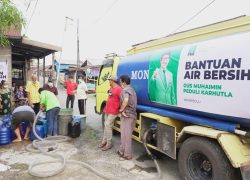 Alami Kekeringan, Warga Tiga Kelurahan di Tanjab Barat Terima 32.000 Liter Air Bersih dari Gus Muhaimin