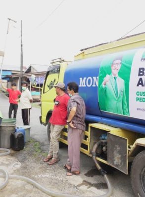 Alami Kekeringan, Warga Tiga Kelurahan di Tanjab Barat Terima 32.000 Liter Air Bersih dari Gus Muhaimin