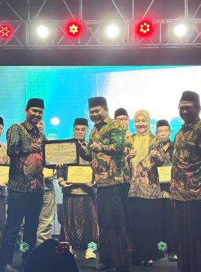 DPR Oleh Soleh Raih Penghargaan Tokoh Peduli Madrasah Diniyah