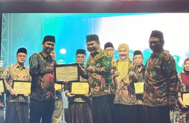 DPR Oleh Soleh Raih Penghargaan Tokoh Peduli Madrasah Diniyah