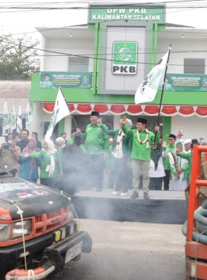 Gus Muhaimin Santuni Petugas Pemadam Karhutla di Kalsel, Apresiasi Perjuangan di Garis Depan