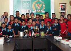 Anggota FPKB Ini Lunasi Hutang dan Pulangkan Tim Sepakbola Yang Terdampar di Jakarta