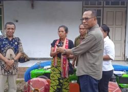Komitmen Perjuangkan Aspirasi Petani, Anggota Usman Husin Berikan Bantuan Pompa Air