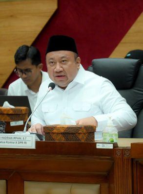 Pelantikan Gunakan Bahasa Asing,  Wakil Ketua Komisi X Minta Kemendiktsaintek Tegur Rektor UPI
