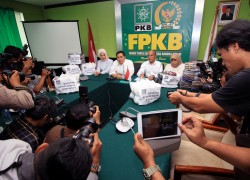 FPKB Serahkan 1.000 Sarung untuk Pengungsi Rohingya
