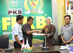 F-PKB Beri Bantuan Kepada Petani Telukjambe