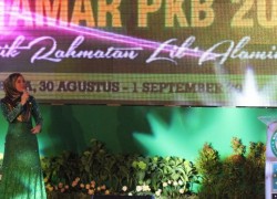 Berjilbab hijau, Rossa dan Iyeth Bustami ramaikan Muktamar PKB
