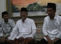 Mbah Dim Pesan Jokowi Tetap Sederhana