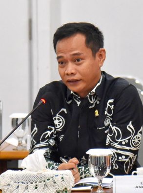 Komisi II Desak KemenPANRB Tata Ulang Kepegawaian Guru